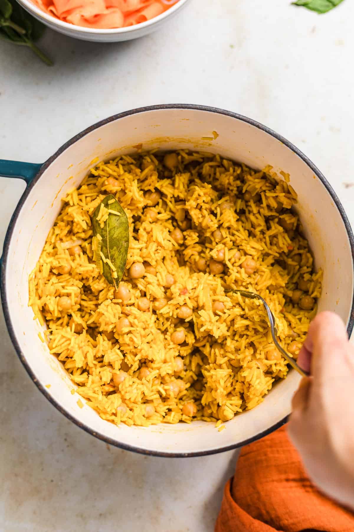 basmati reis kochen mit gewürzen und kichererbsen