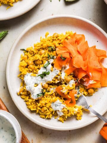 kurkuma reis mit kichererbsen und joghurt sauce