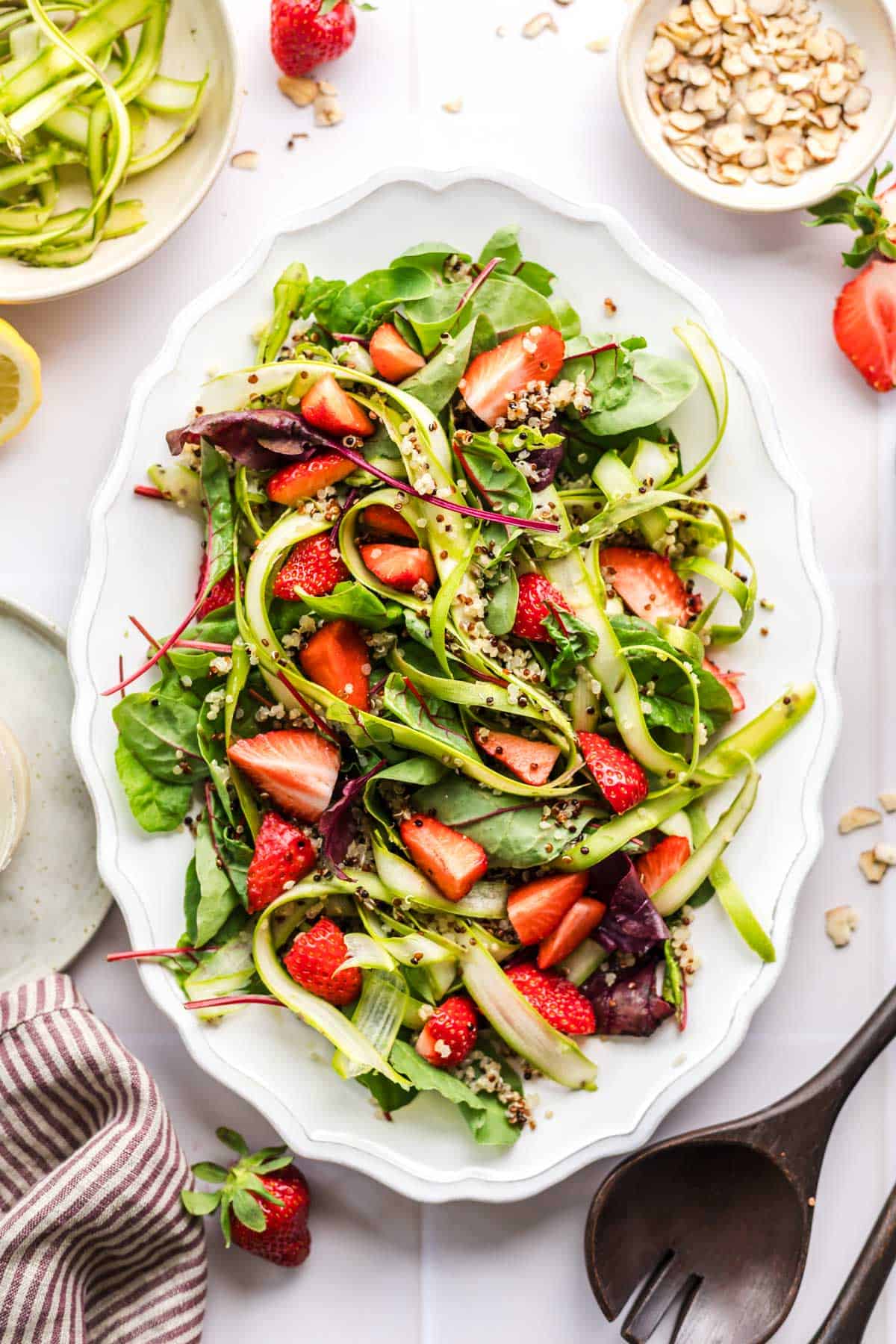erdbeeren mit spargel- quinoa salat