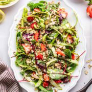 roher spargelsalat mit erdbeeren und quinoa