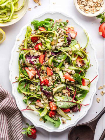 roher spargelsalat mit erdbeeren und quinoa
