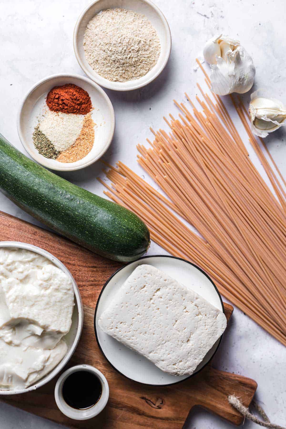 zutaten für vegane pasta mit seidentofu sauce und zucchini