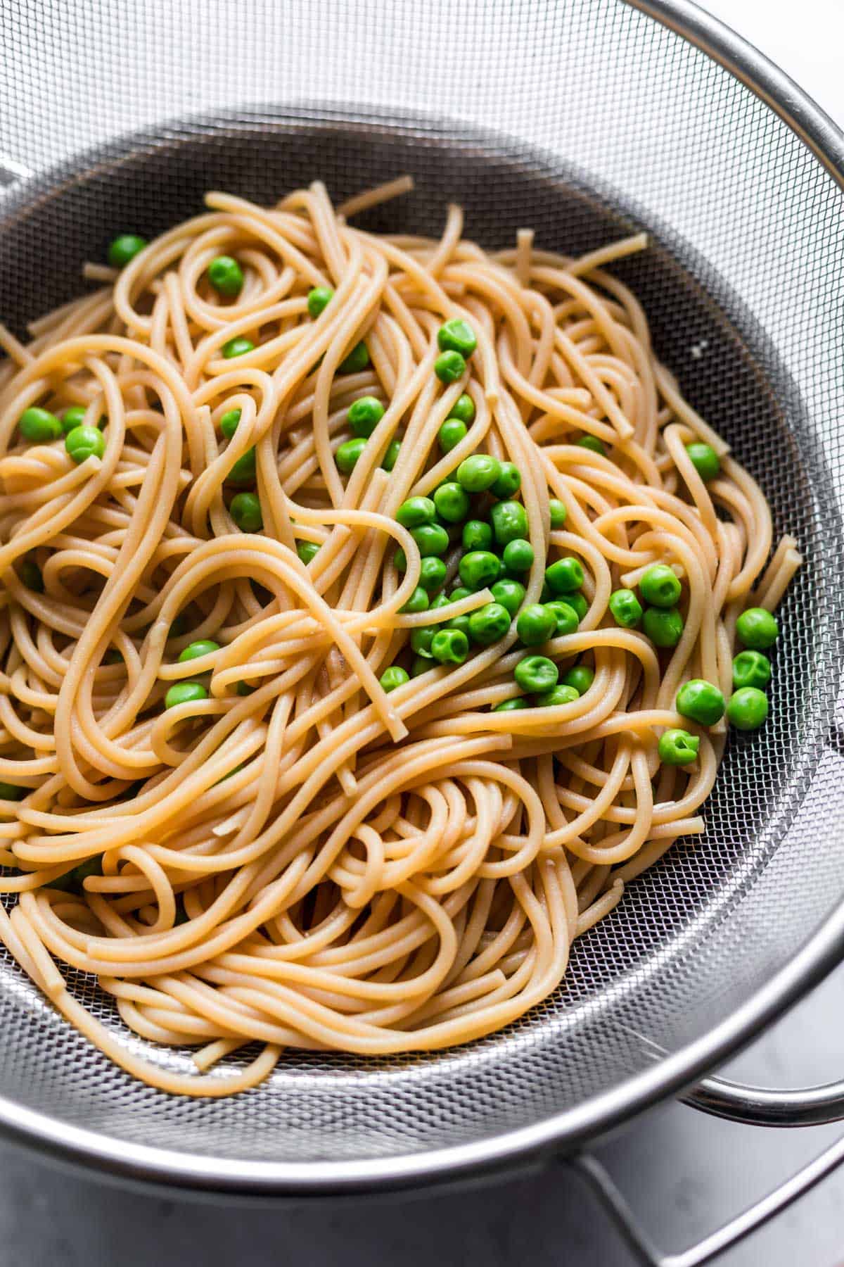 gekochte vollkorn spaghetti mit erbsen
