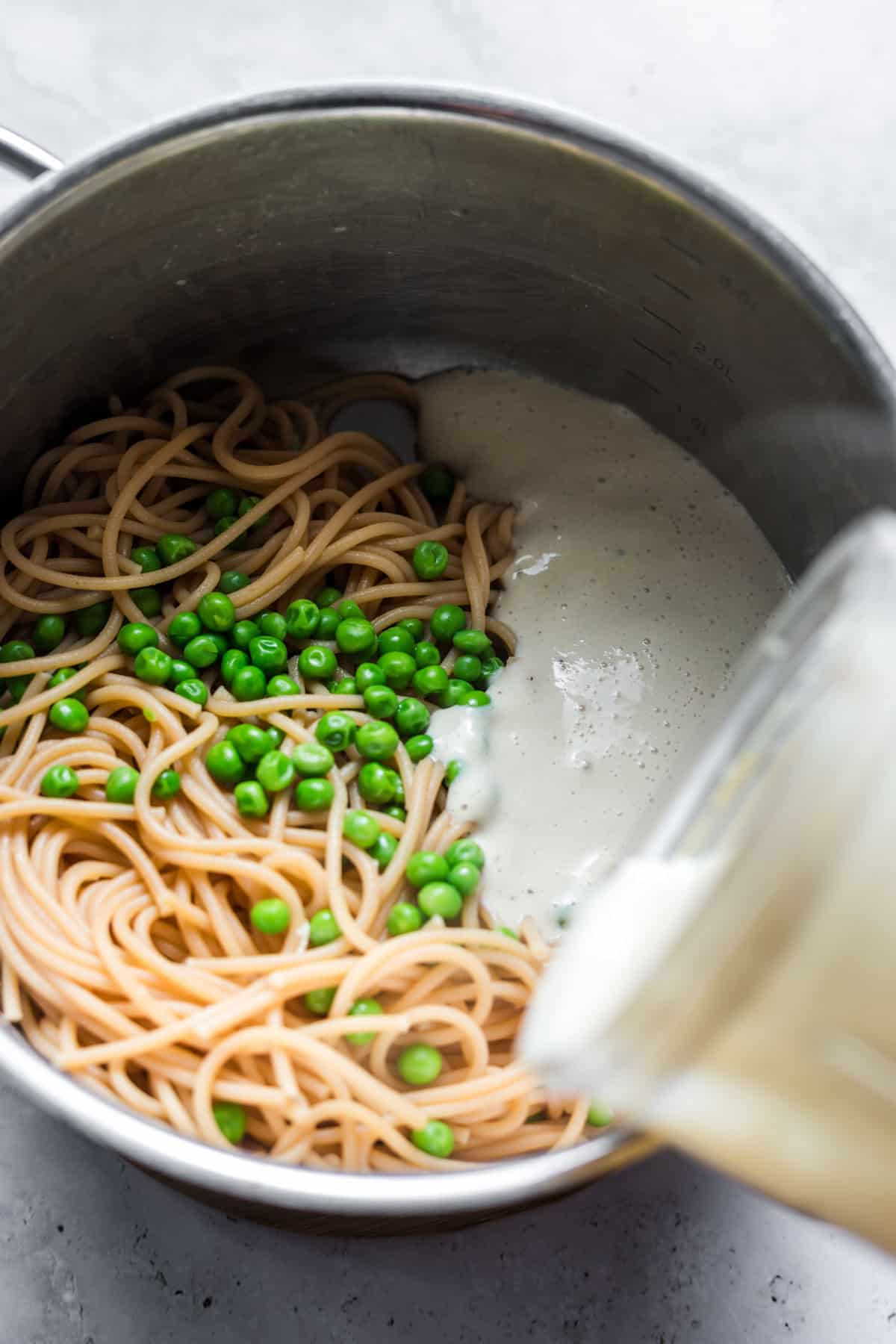 gekochte spaghetti mit erbsen und veganer cremesauce