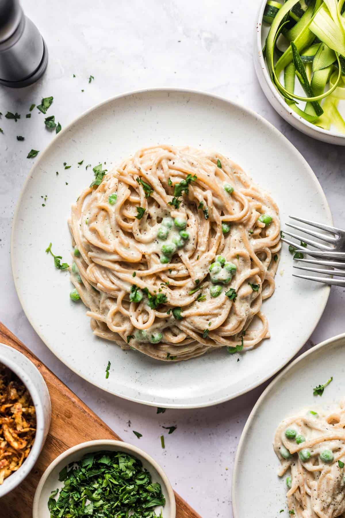 vegane alfredo sauce aus seidentofu mit spaghetti und erbsen