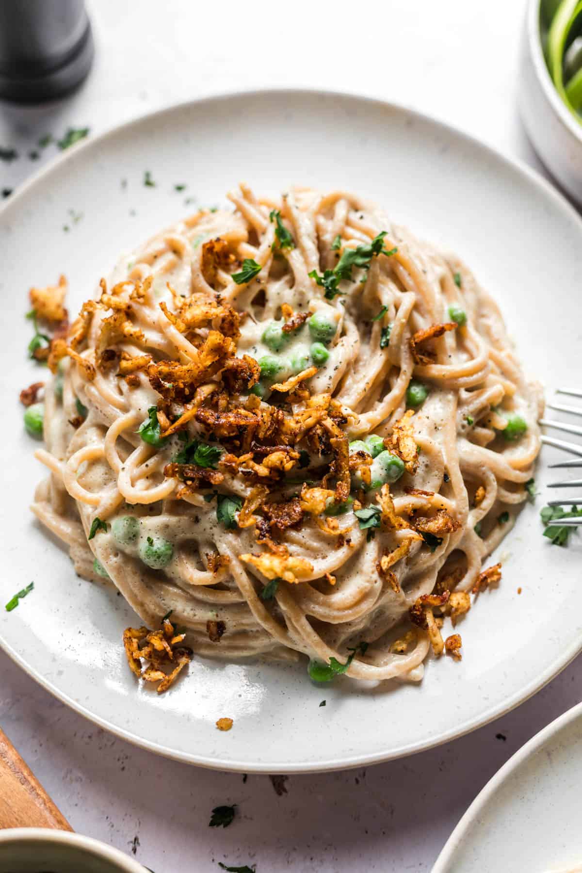 gesunde vegane afredo pasta mit zucchini knusprigen tofu