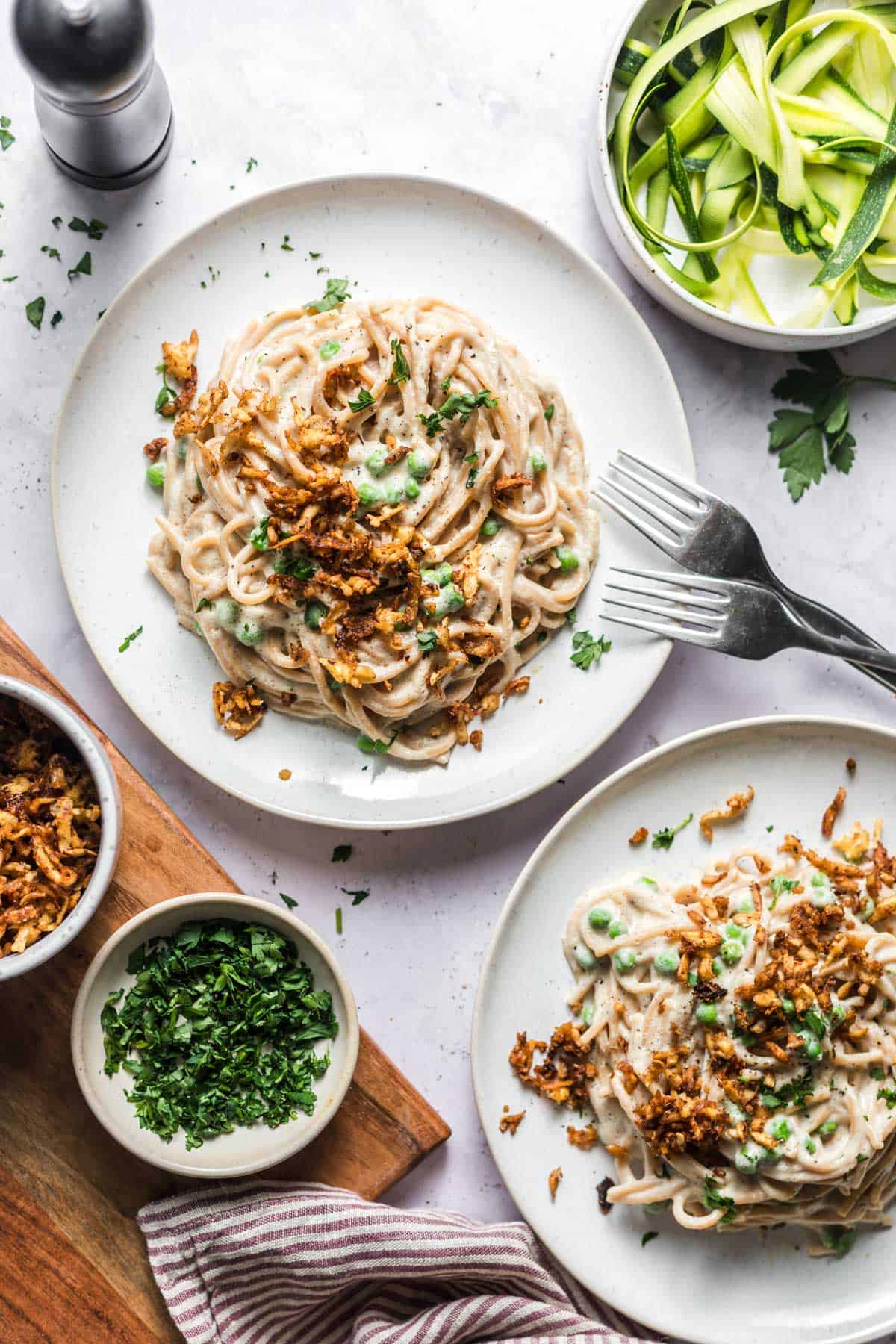 vegane pasta alfredo mit seidentofu und zucchini