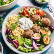 griechische vegane bowl mit nudelreis