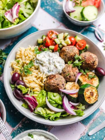 griechische vegane bowl mit nudelreis