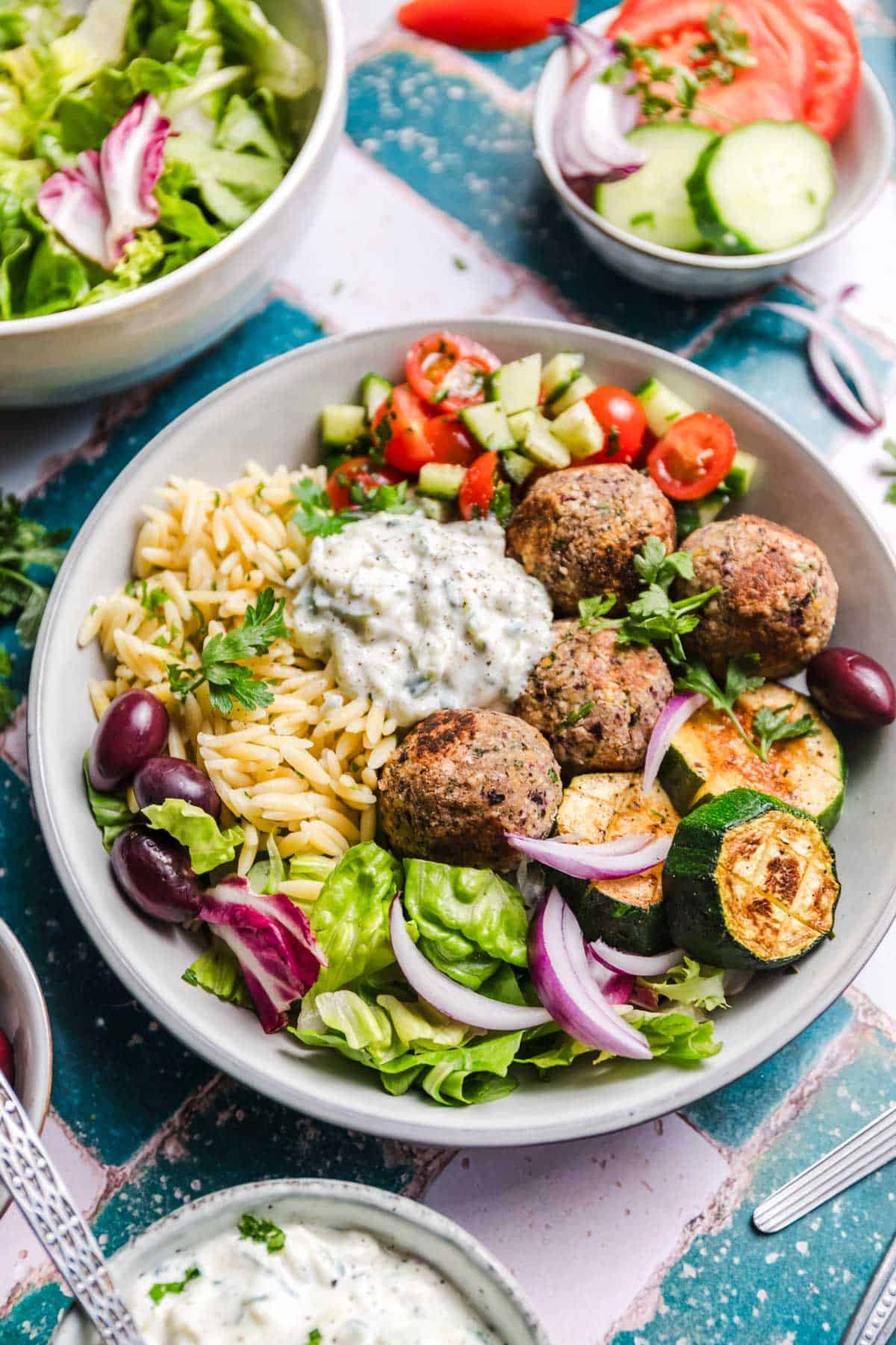griechische vegane bowl mit nudelreis