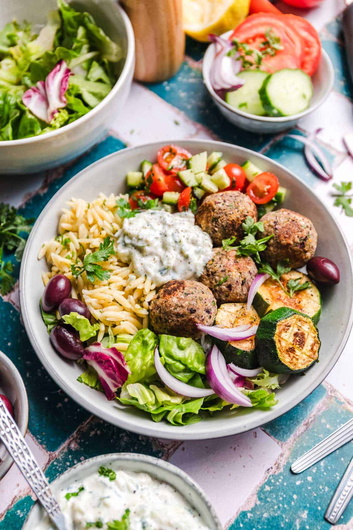 vegetarische griechische bowl mit Kritharaki und zaziki