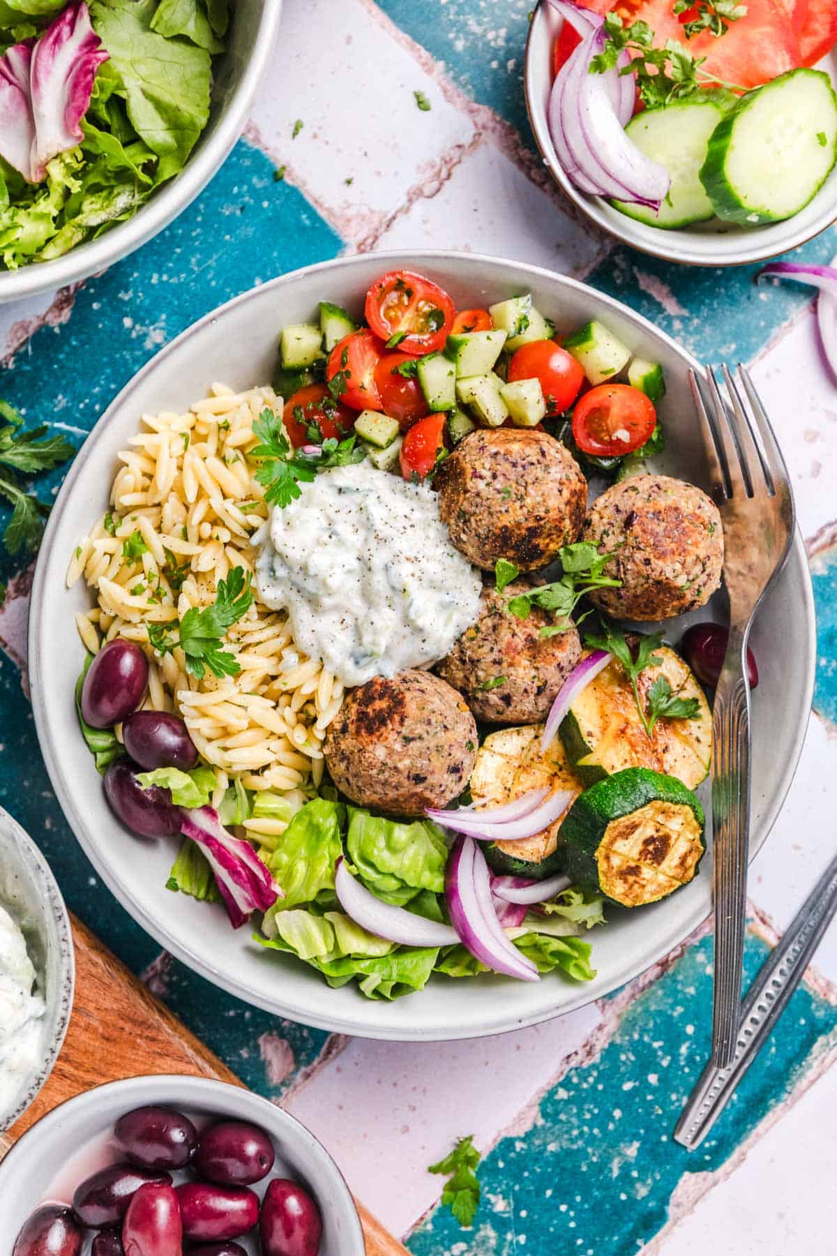 griechischer nudelreis mit veganen bällchen und tzaziki