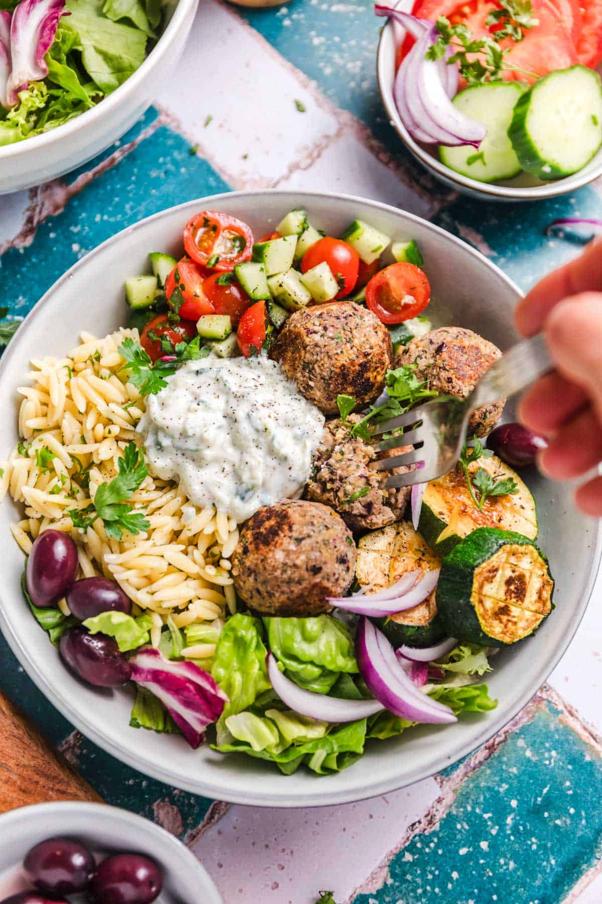vegane mediterrane bowl mit kichererbsen fleischbällchen und zucchini