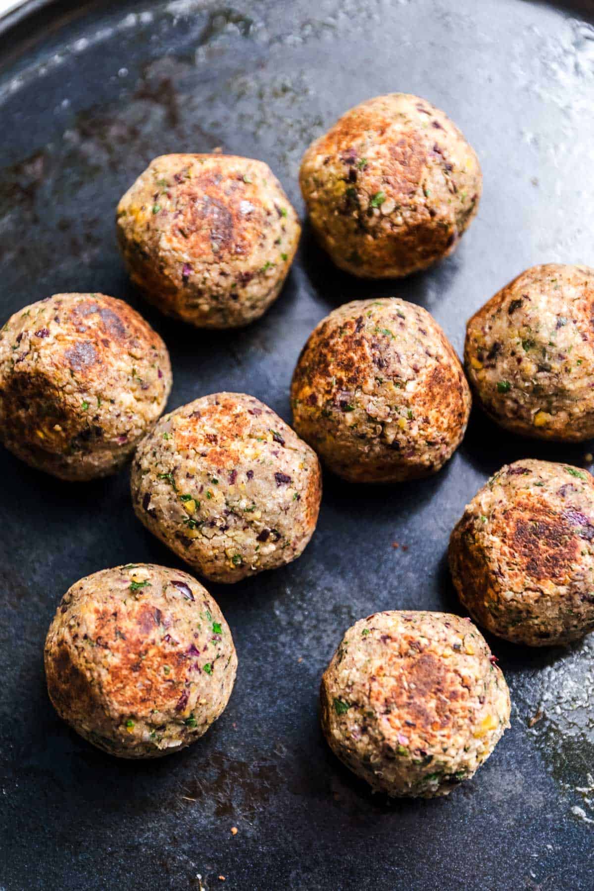 vegane griechische bohnen bällchen in pfanne angebraten