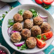 vegane kichererbsenbällchen griechisch mit oliveb