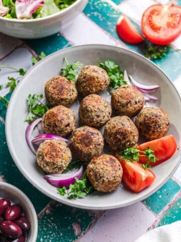 vegane kichererbsenbällchen griechisch mit oliveb