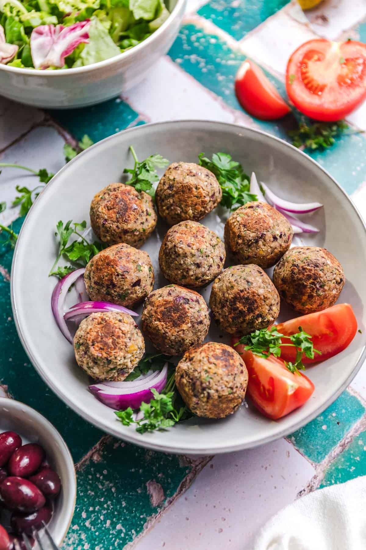 vegane kichererbsenbällchen griechisch mit oliveb