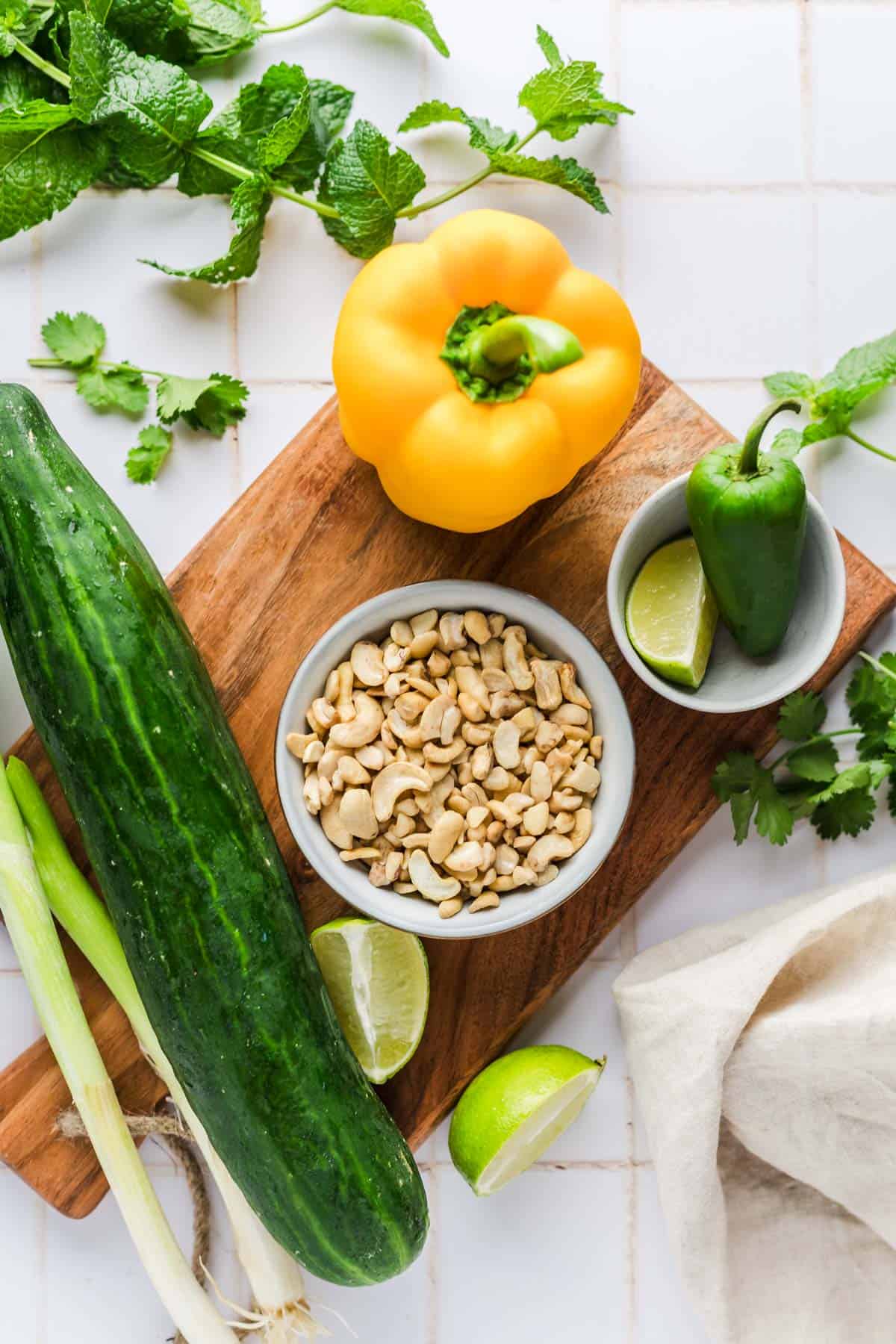 zutaten für vegane gurkensuppe mit cashews und kräutern