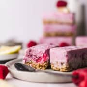 vegane himbeer eis schnitten mit joghurt und zitrone