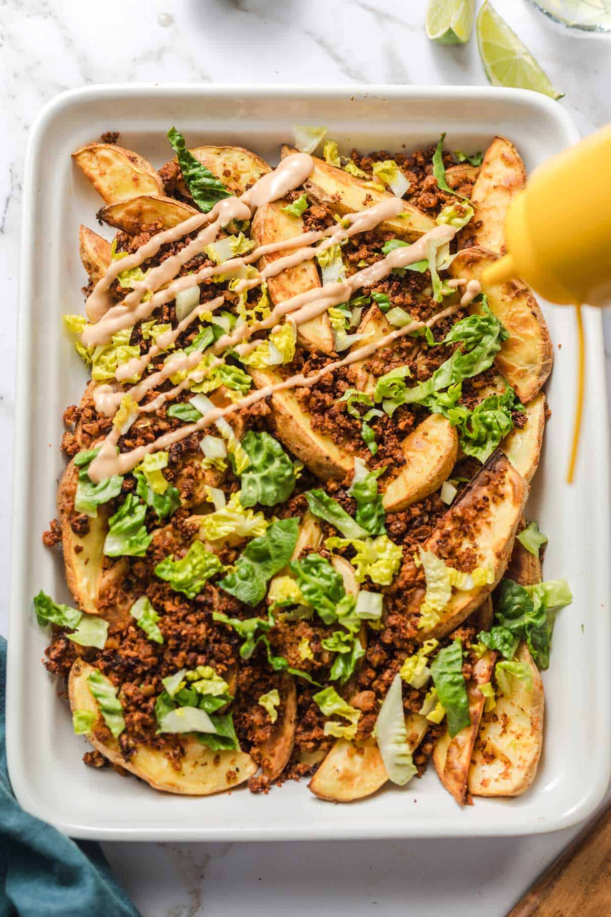 vegane queso sauce auf pommes mit veganem hack