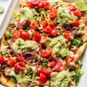 vegane loaded nachos aus kartoffeln mit käsesauce