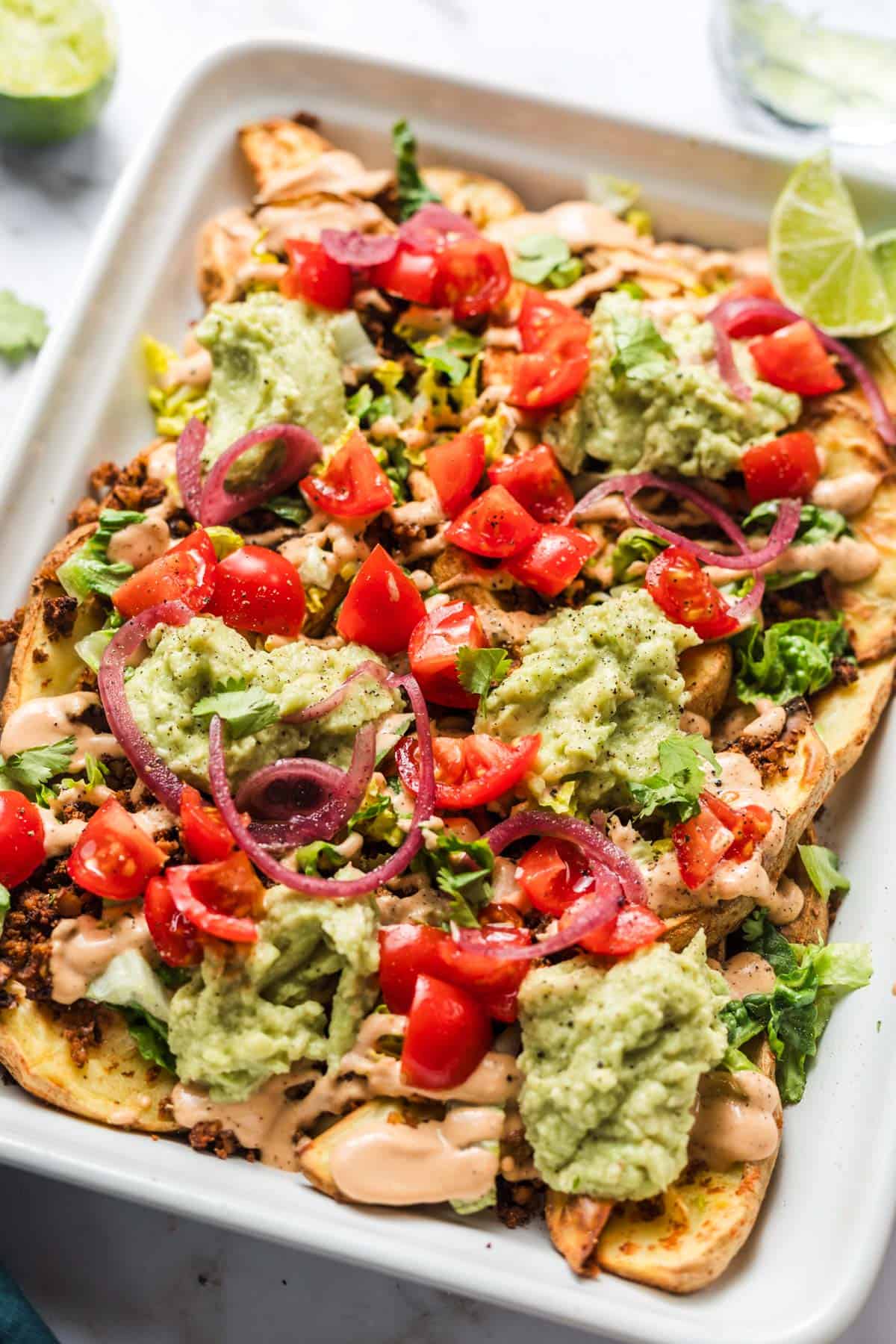 vegane loaded nachos aus kartoffeln mit käsesauce