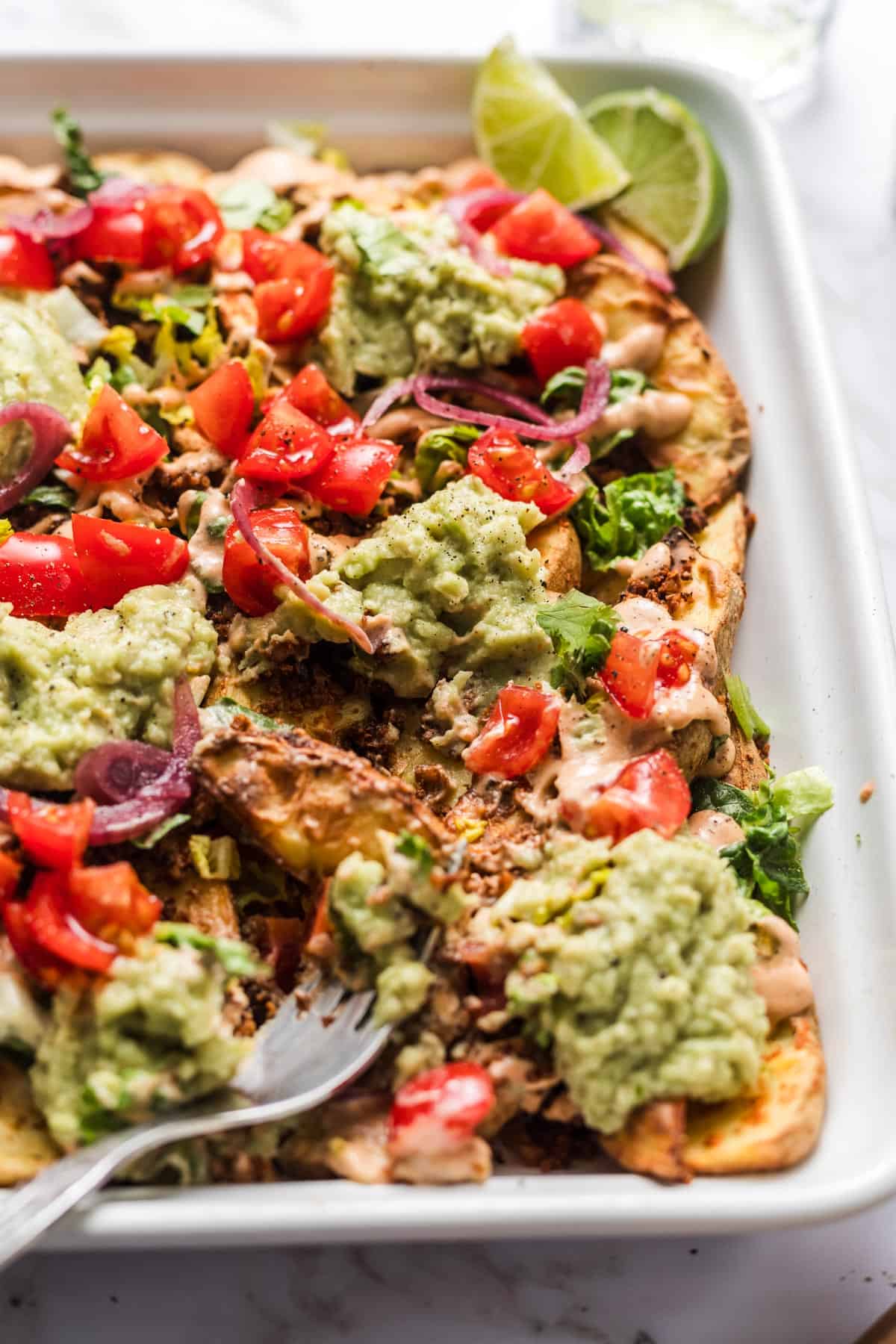 vegane kartoffel nachos mit guacomole