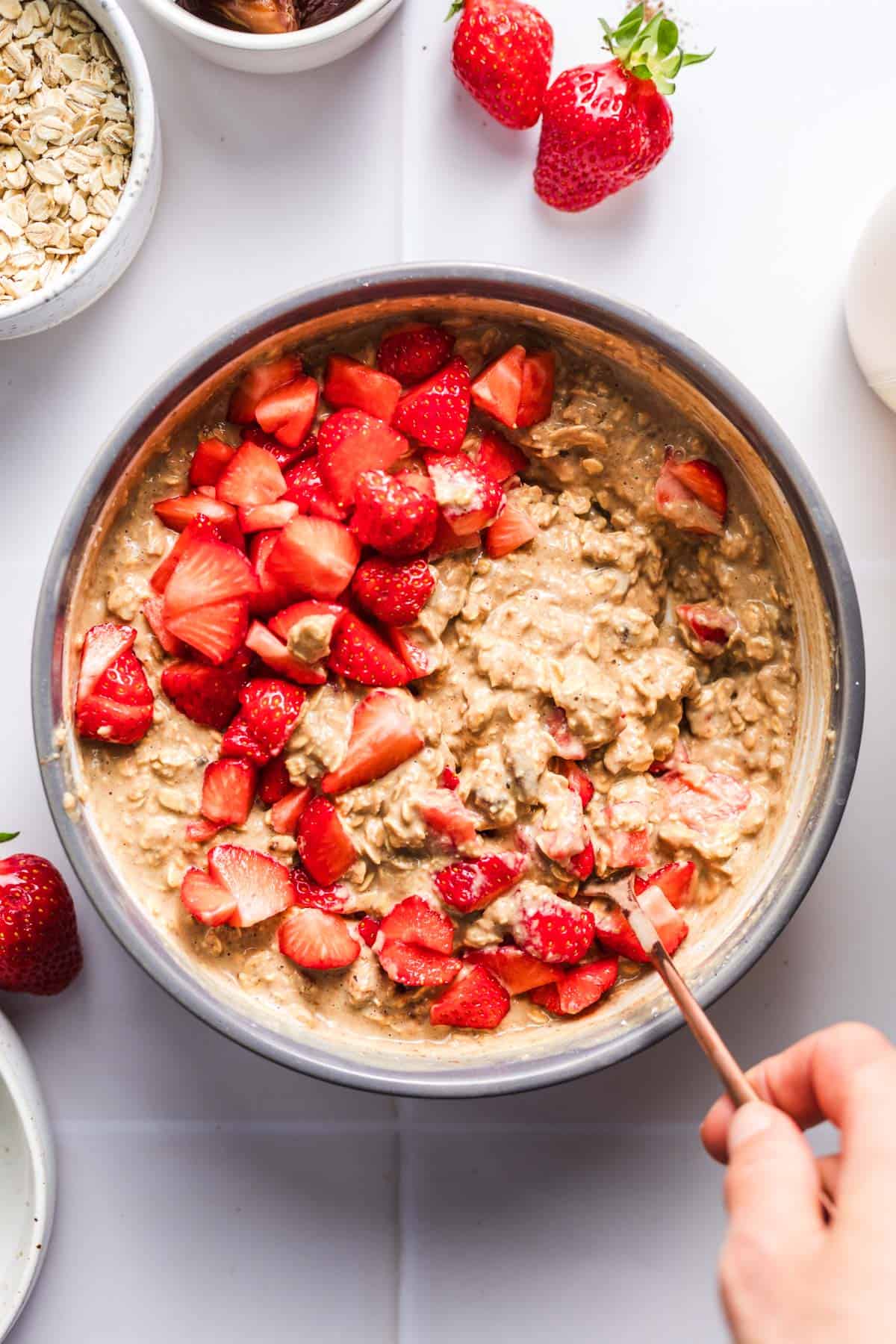 haferflocken muffins teig mit frischen erdbeeren