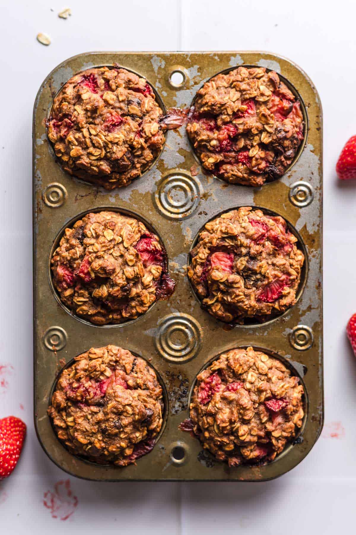 gebackene haferflocken muffins mit beeren und schokolade