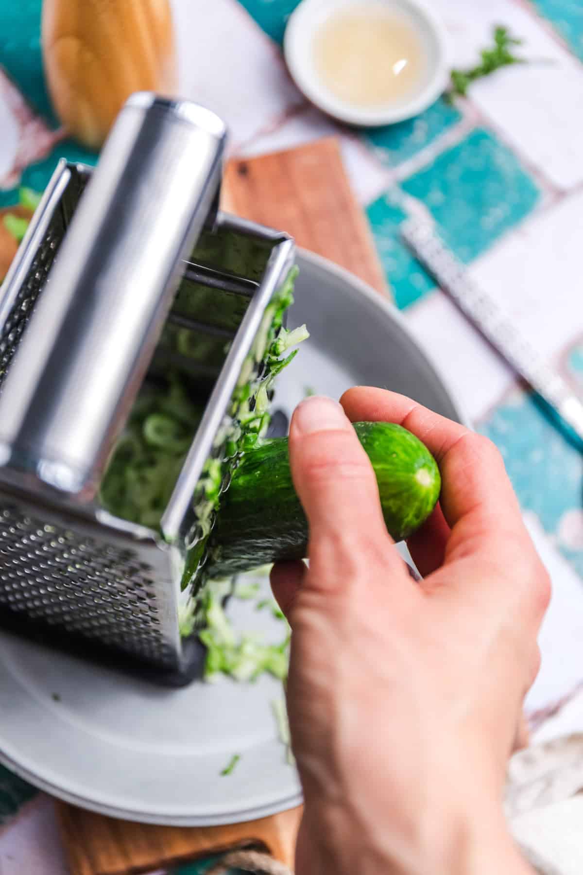 gurke raspeln für tzaziki vegan