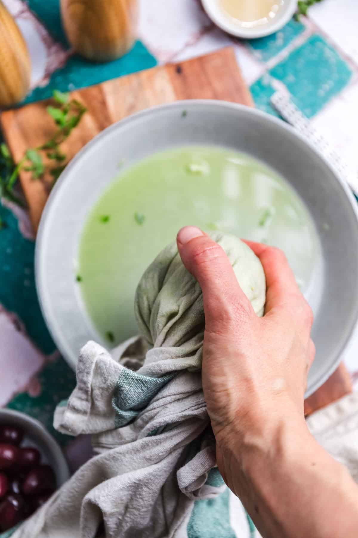 gurke ausdrücken für veganen zaziki dip