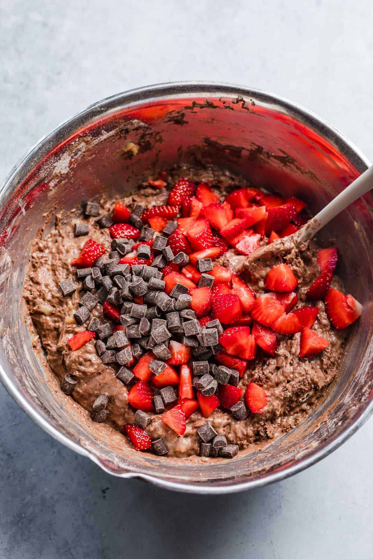 erdbeeren und schoko im teig für bananen brot