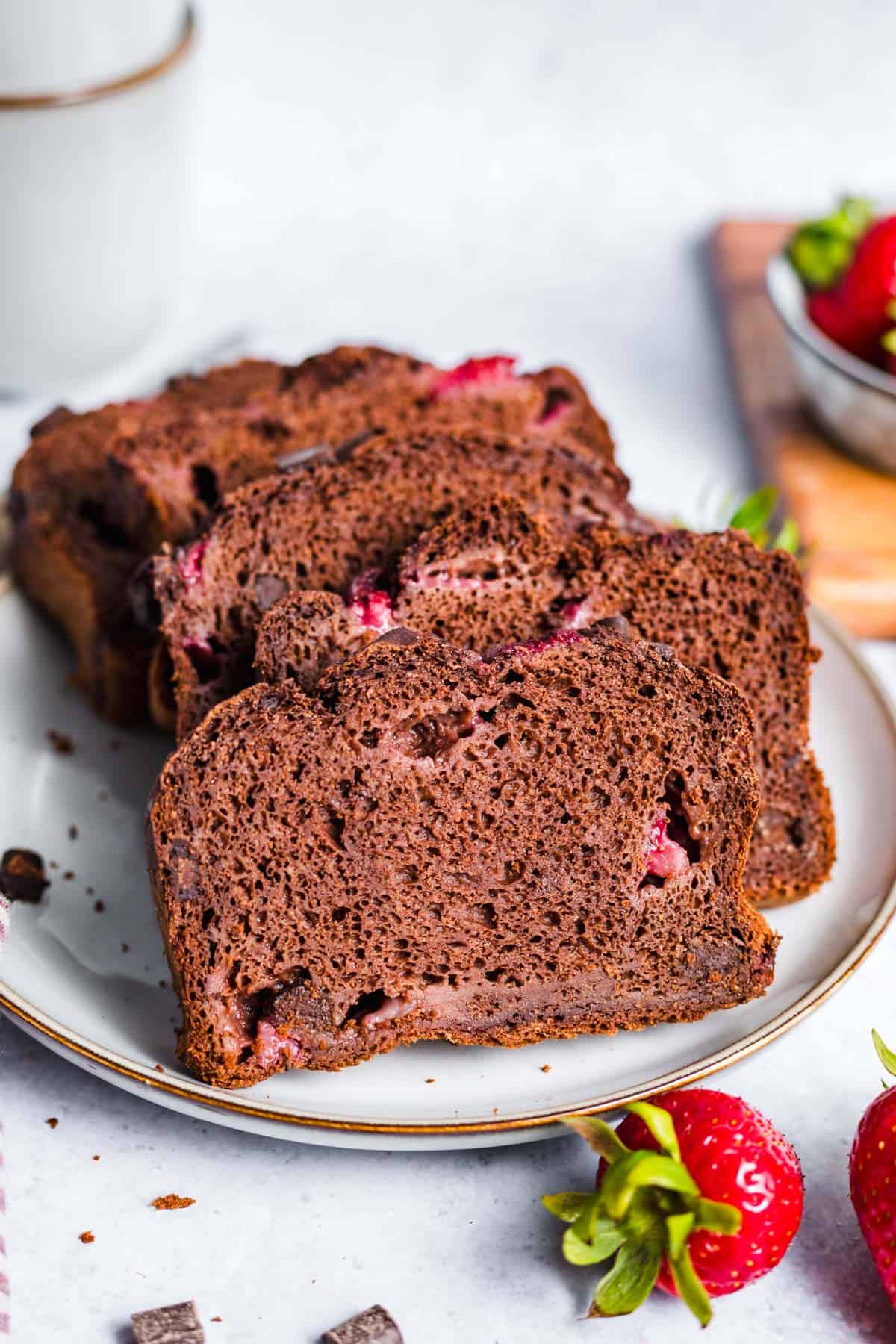 veganes bananenbrot mit schokolade und beeren