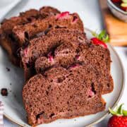 veganes bananenbrot mit schokolade und erdbeeren