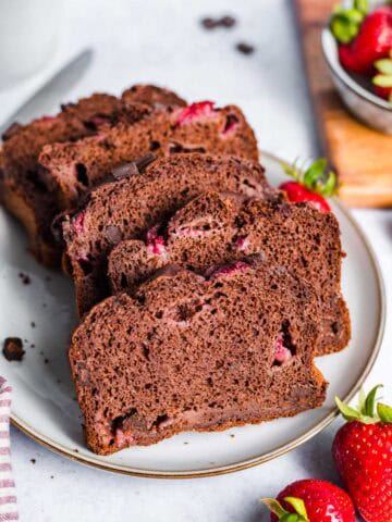 veganes bananenbrot mit schokolade und erdbeeren