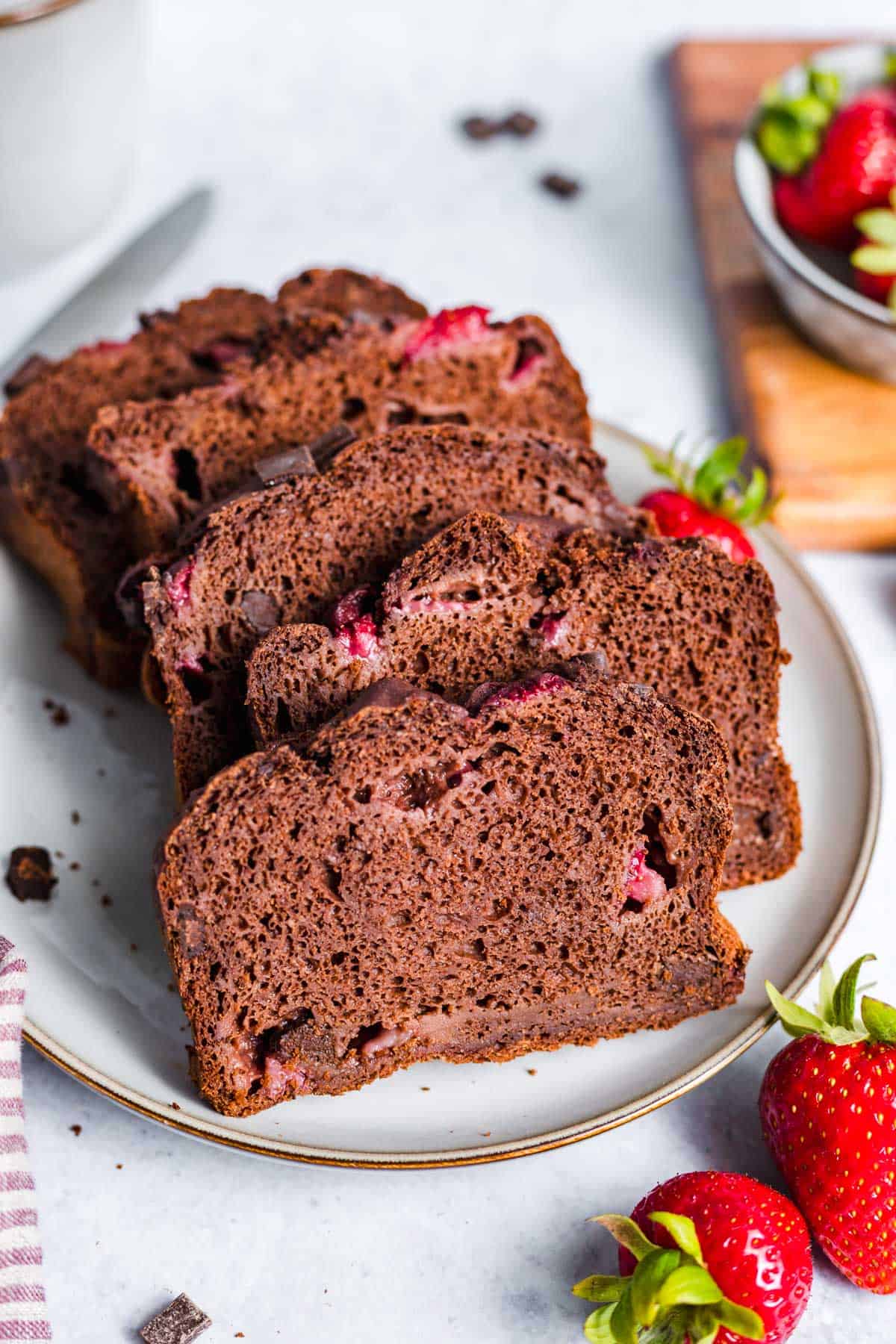zuckerfreies veganes bananenbrot mit schokolade und erdbeeren
