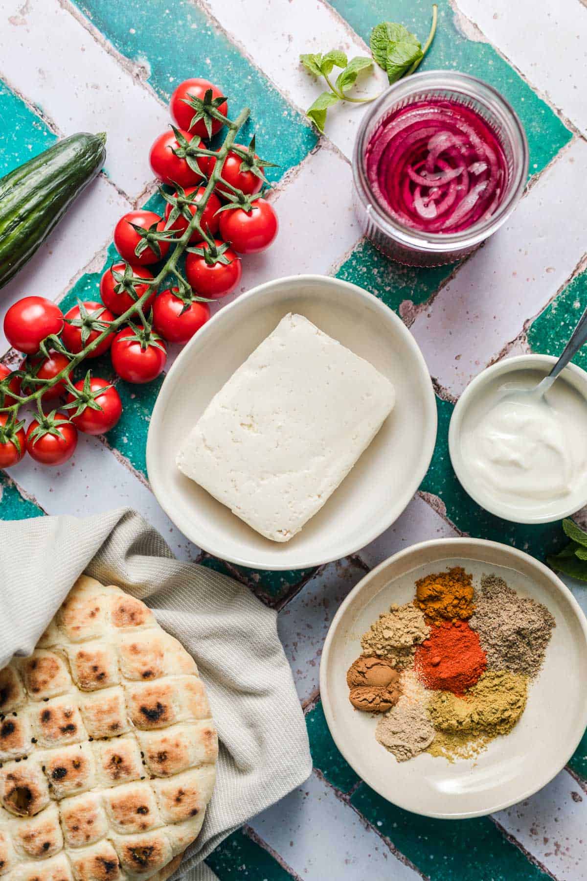 zutaten für pita mit tofu shawarma und zaziki sauce