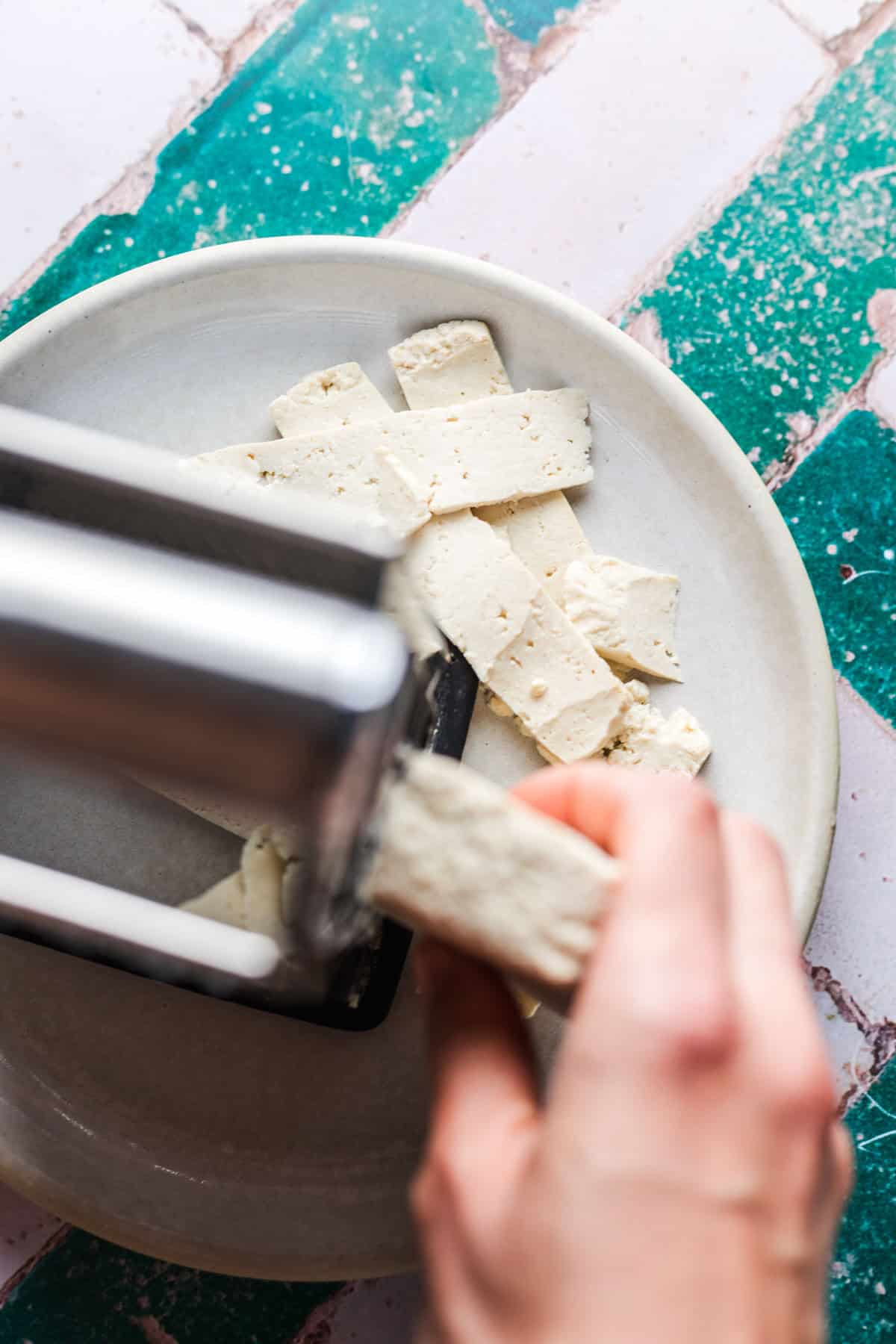 tofu in dünne scheiben hobeln