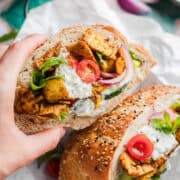 vegetarisches Shawarma sandwich mit tofu und gurken-joghurt-dip