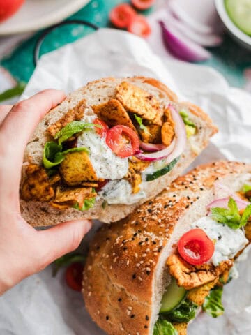 vegetarisches Shawarma sandwich mit tofu und gurken-joghurt-dip