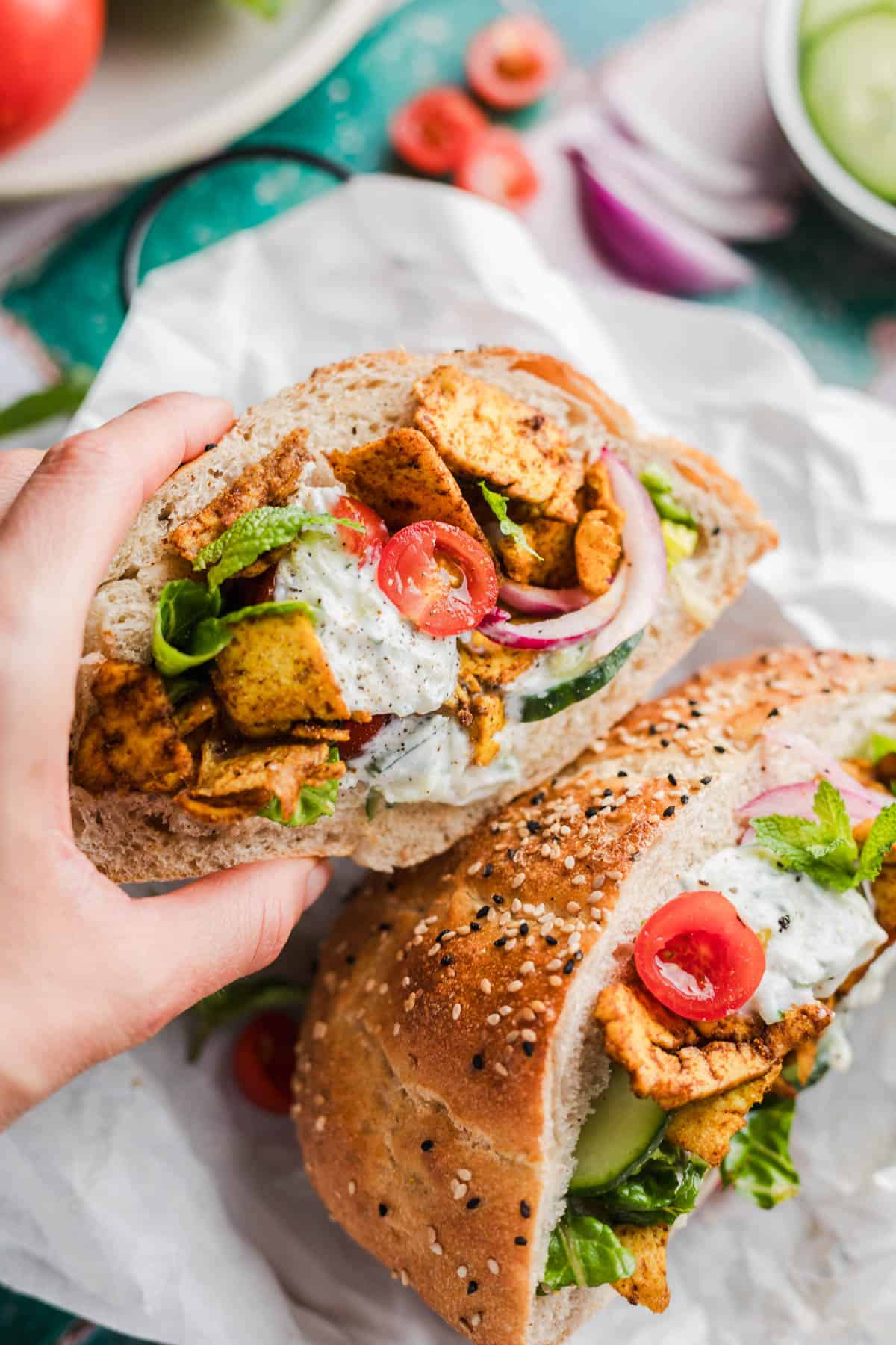 vegetarisches Shawarma sandwich mit tofu und gurken-joghurt-dip