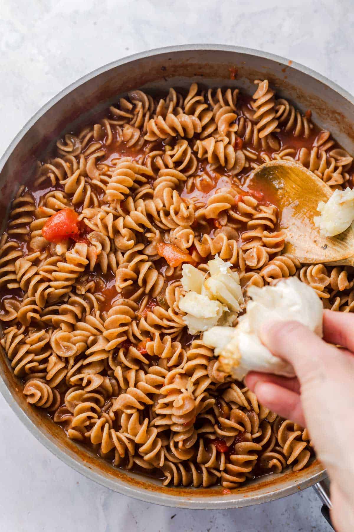 gerösteter knoblauch in nudeln mit tomatensauce