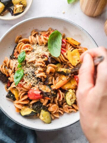 ratatouille pasta sauce mit veganem parmesan