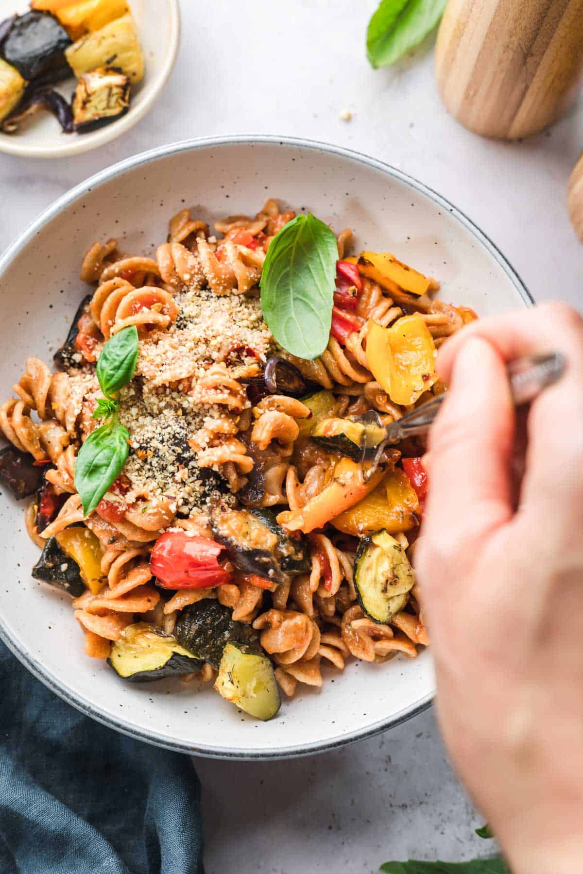 ratatouille pasta sauce mit veganem parmesan