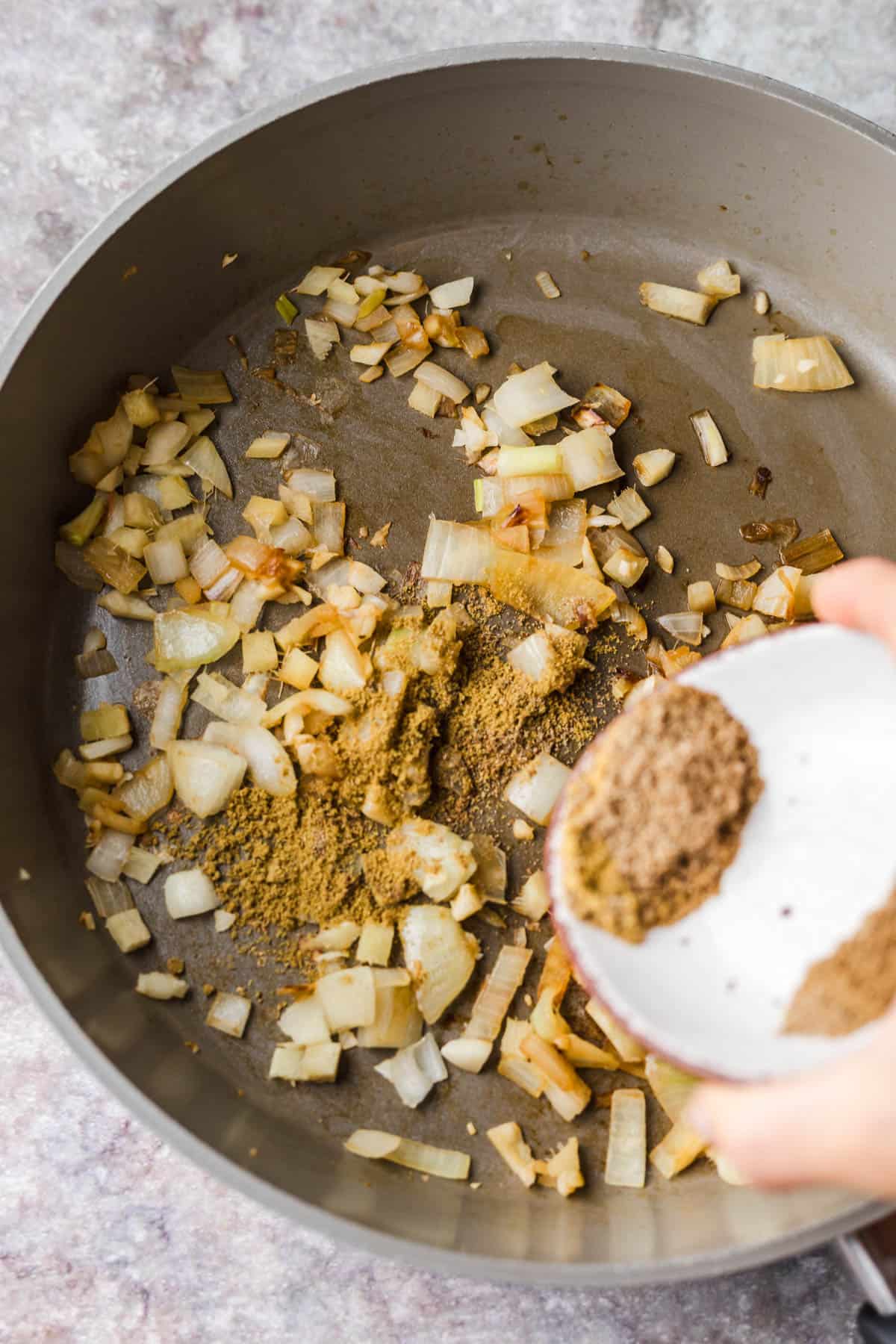 zwiebeln mit gewürze anbraten