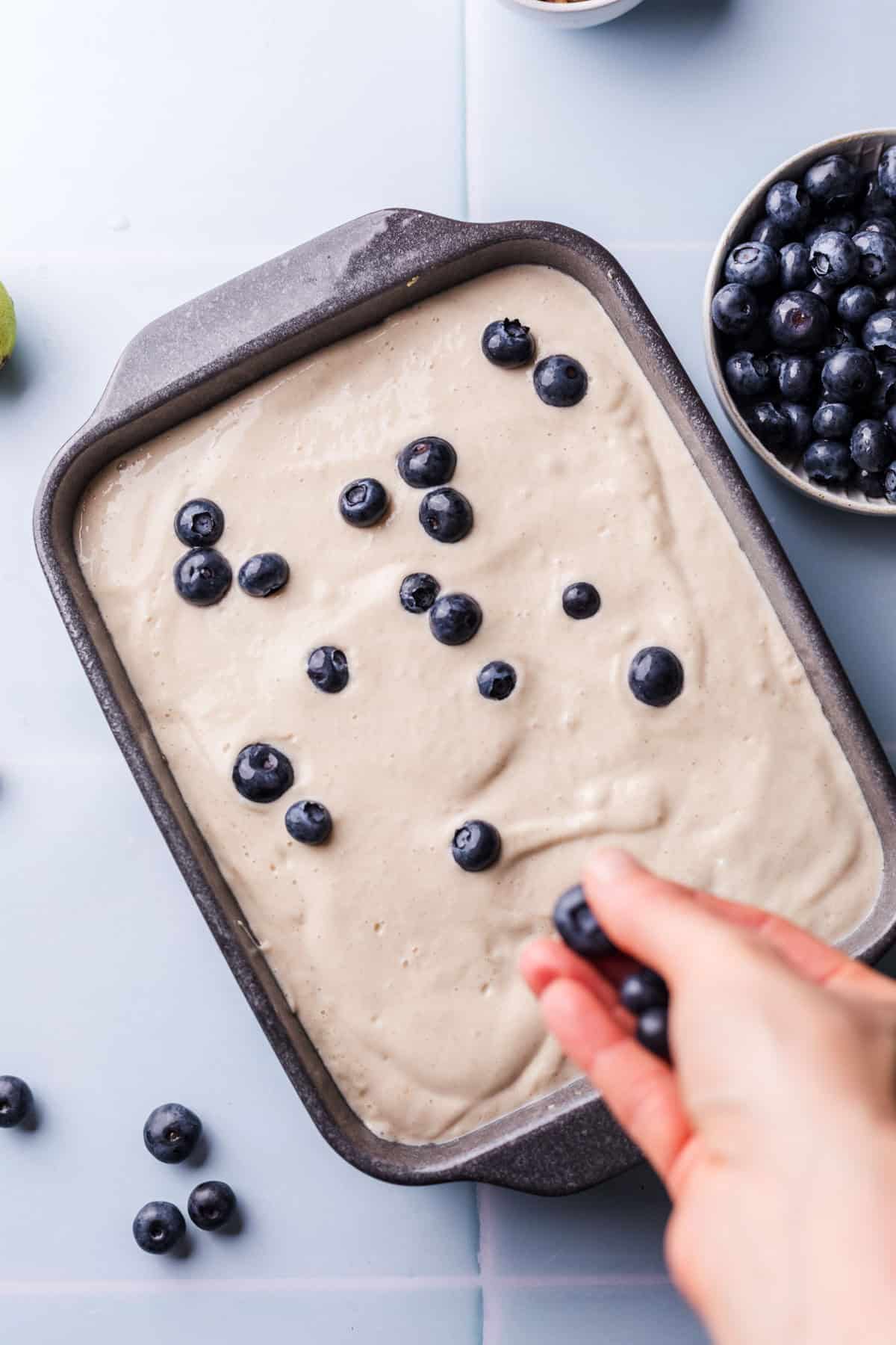 ungebackener veganer käsekuchen mit heidelbeeren