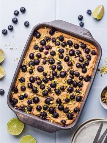 zuckerfreier veganer seidentofu käsekuchen mit heidelbeeren und limette