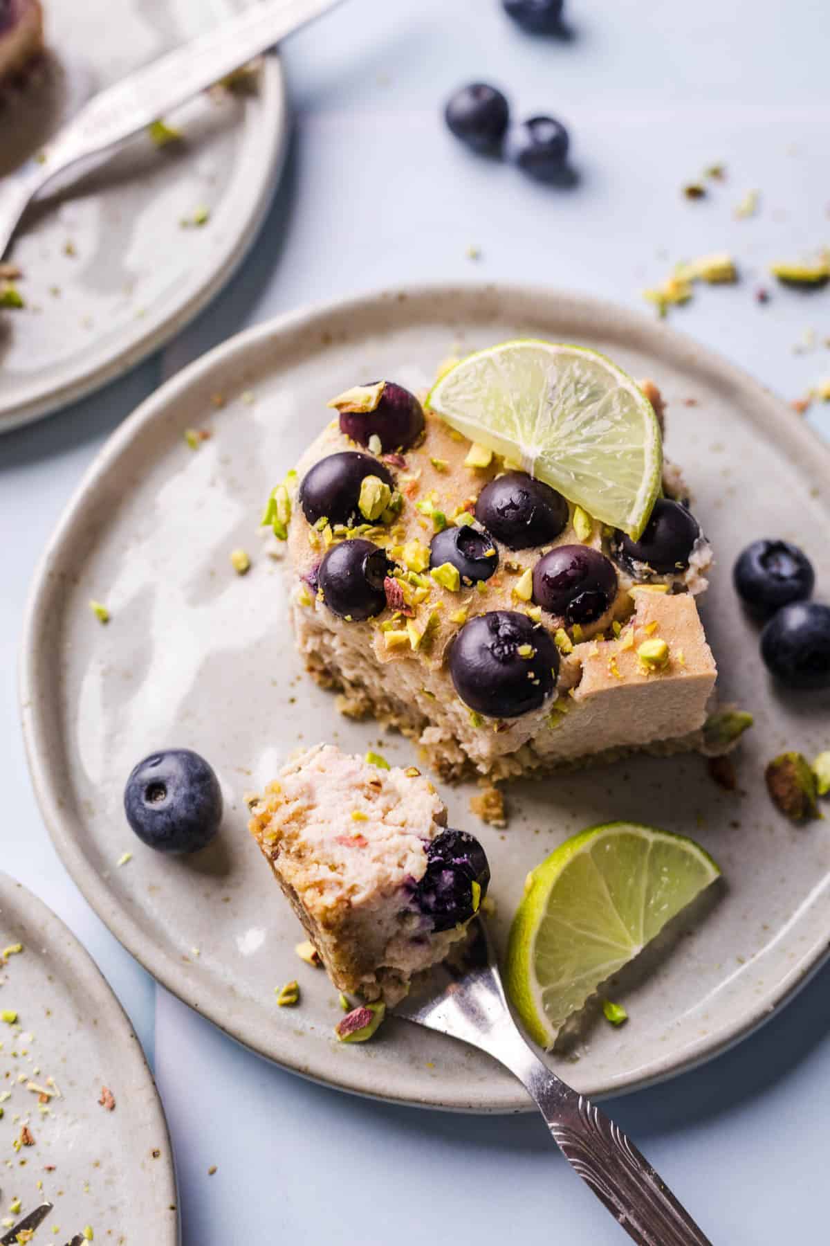 käsekuchen seidentofu und blaubeeren