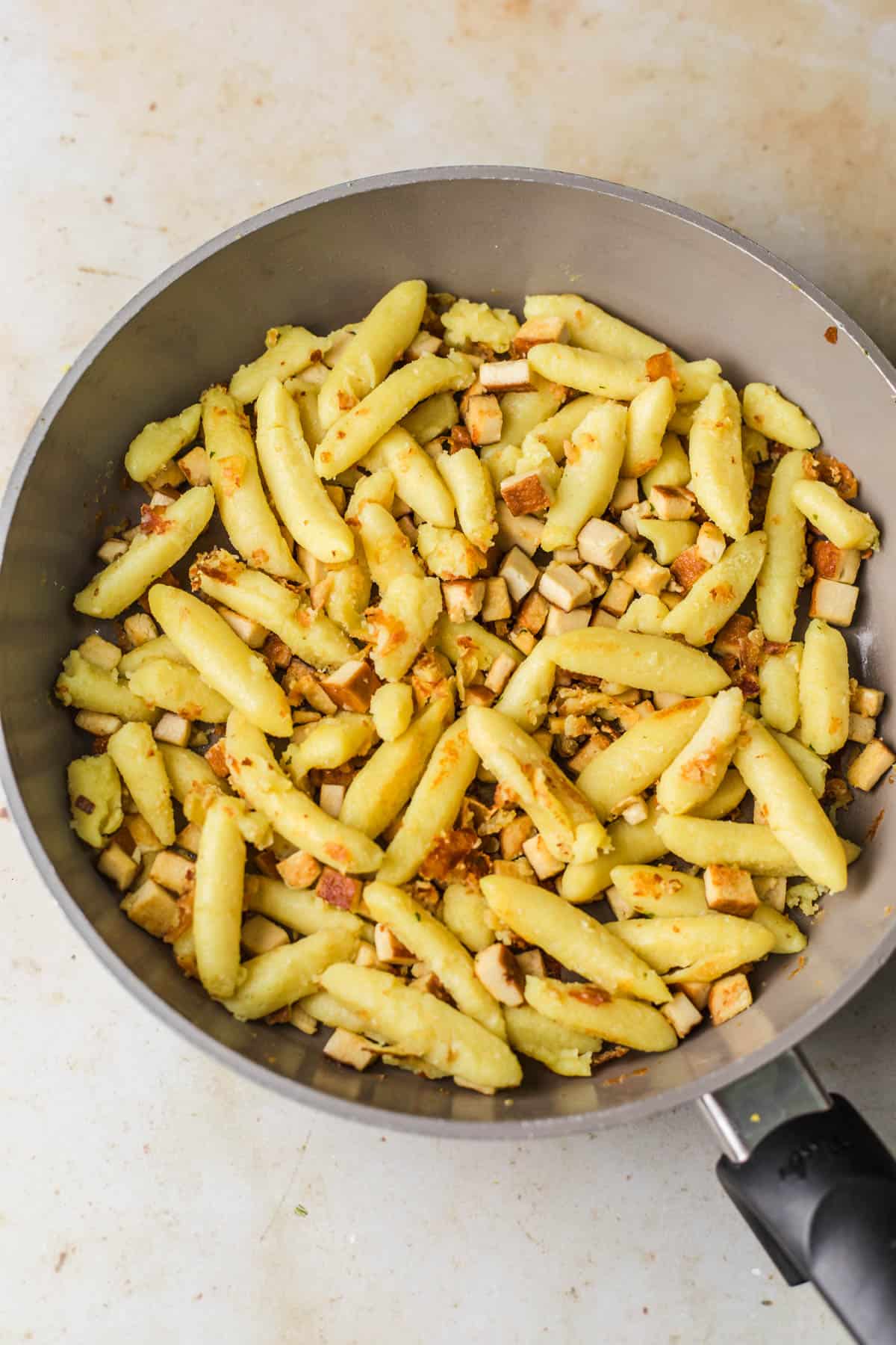 angebratene Schupfnudeln mit Räuchertofu