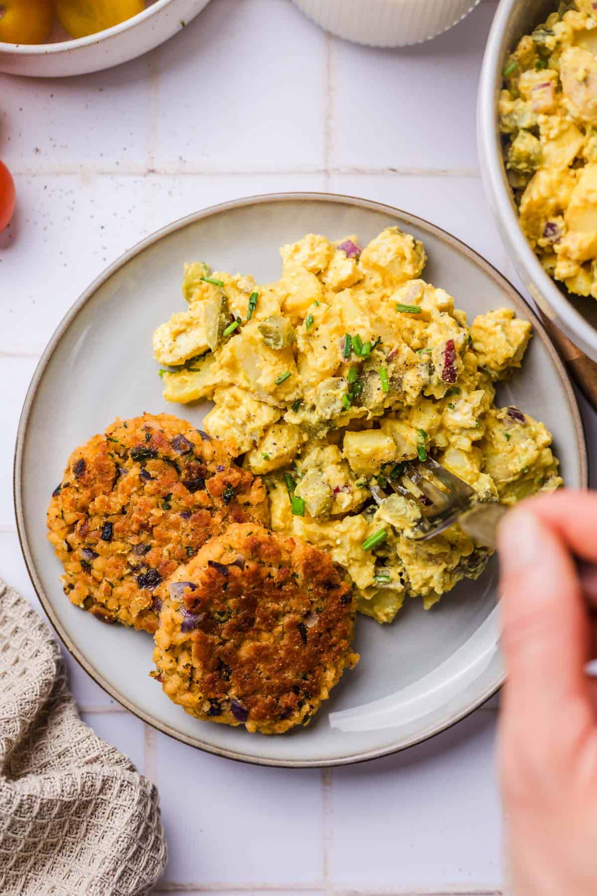 fettarmer veganer kartoffel mayo salat mit frikadellen